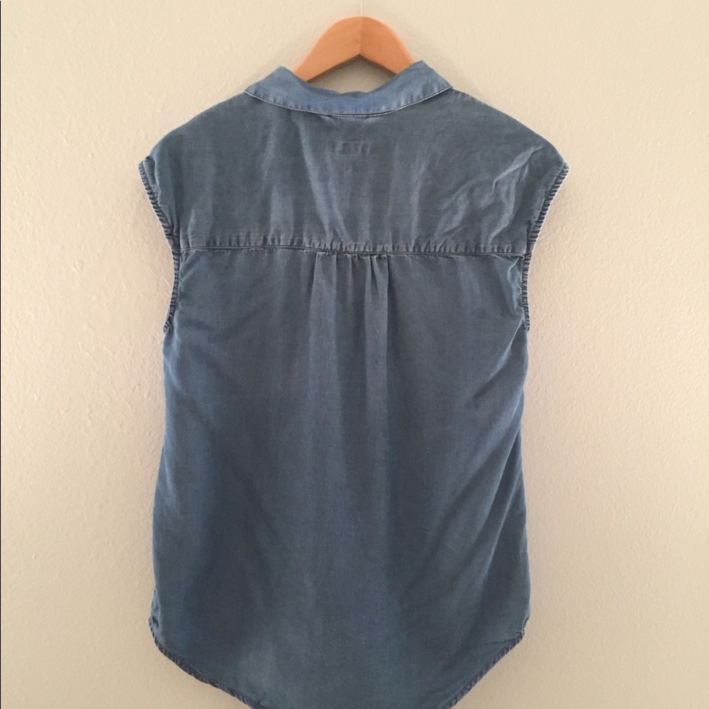Sleeveless chambray button down - Picture 6 of 7